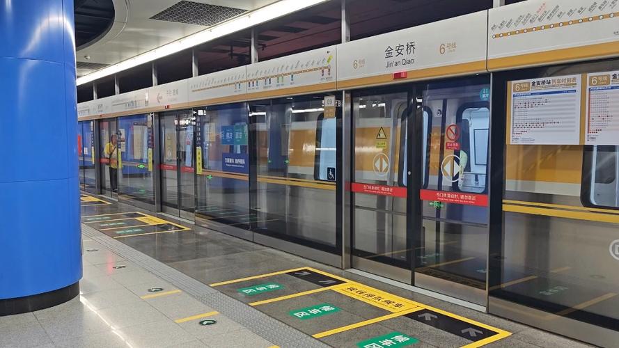 国安元素满满！北京地铁推出国安联名车厢