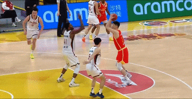 火药味！栾利程与塔克争抢篮板推搡冲突双方犯规无追加