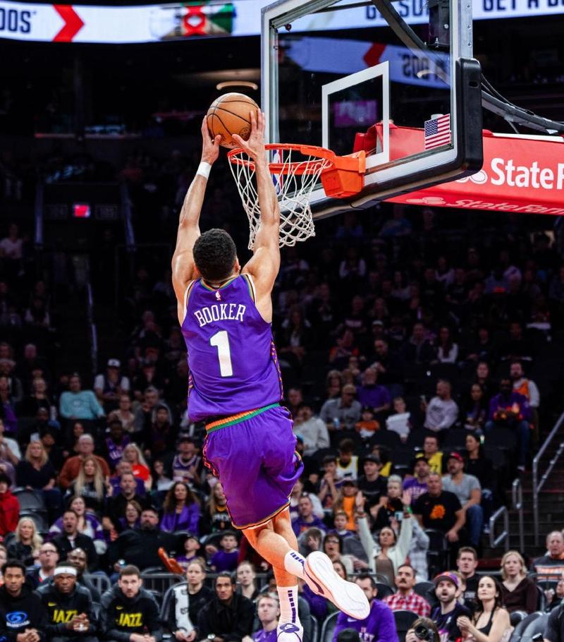 布克过去4战场均砍37分3.5助攻投篮命中率49%但战绩1胜3负