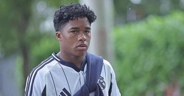 恩德里克分享每周争夺名额的经历，入选巴西国家队为他提供了良好的磨合机会_法甲直播