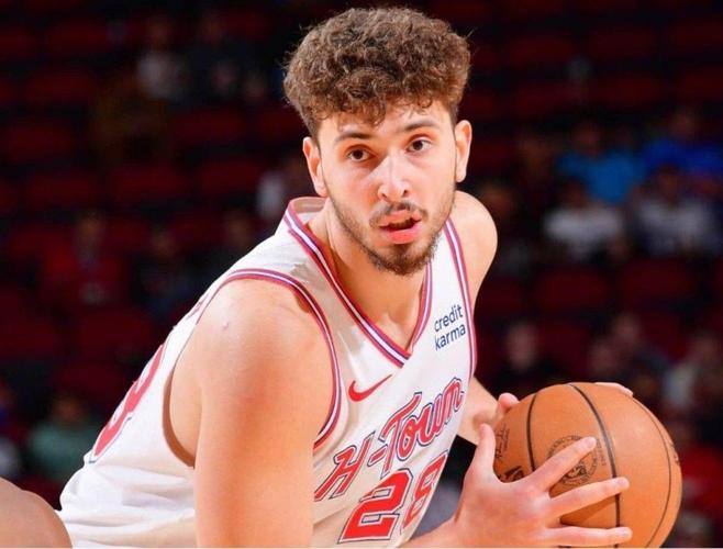 伊森防守漏人&推一把申京补防但77仍命中申京撇嘴乌度卡摊手无奈