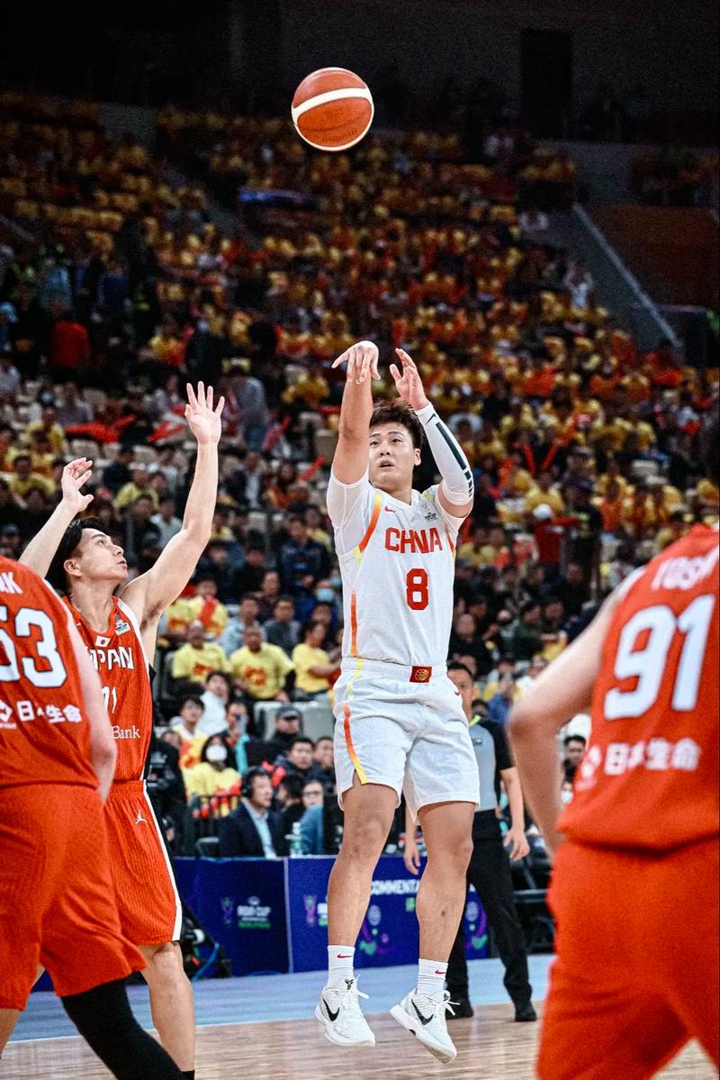 国家队后卫对飙！媒体人：赵睿几凭一己之力带队逆转继伟砍26分