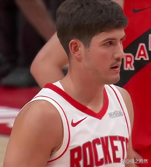 解说：近期伊森的三分命中率惨不忍睹是该多用用谢泼德了