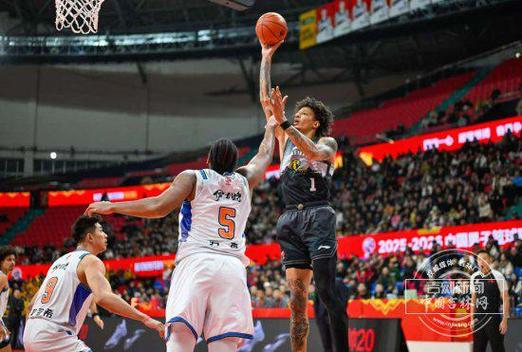 给力双外援！约翰逊9中7砍18分10板5助3帽琼斯9中6砍16分