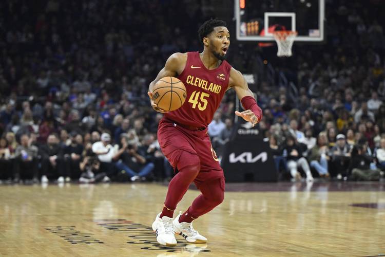 手感不佳！米切尔半场12投4中拿到12分4板1助2断正负值8