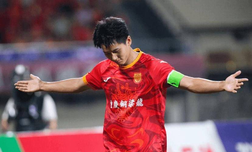 差点连扳两球！李新翔下底回传，向余望射门打偏！