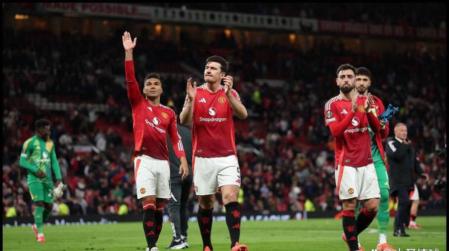 记者：马奎尔留队已达原则性协议，同时曼联会寻找新的年轻中卫