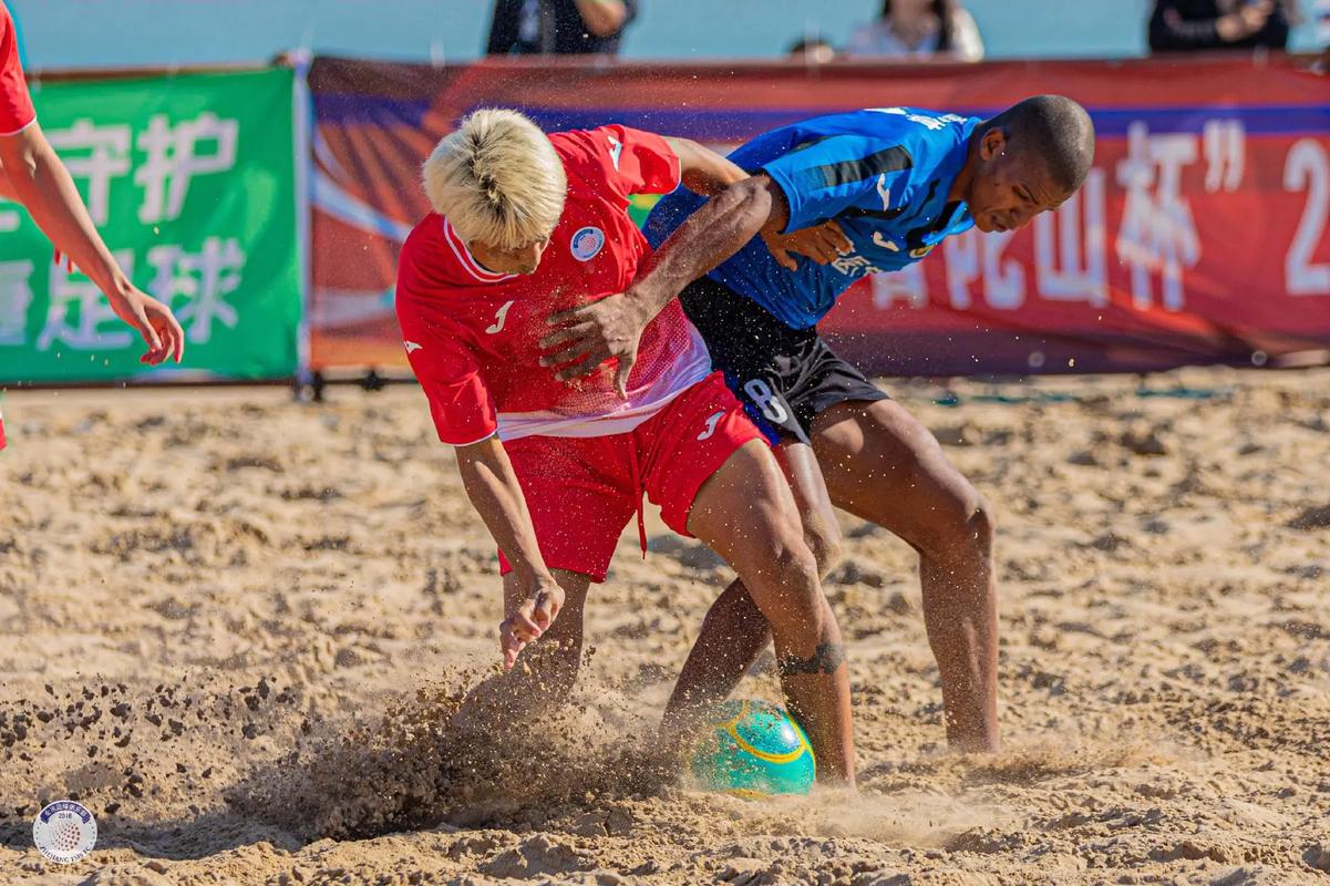 沙滩足球和普通足球赛有什么区别，沙滩足球和普通足球的区别