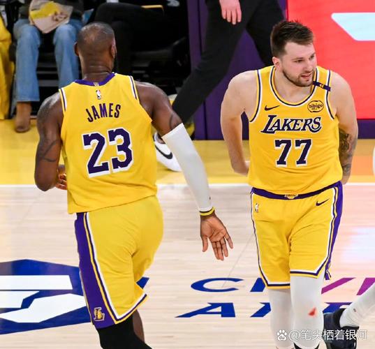 湖人25号退役了吗，湖人队的25号？